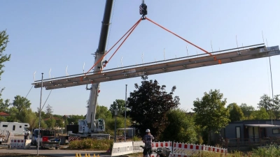 Der Kran hob das Brückenstück auf die vorgesehenen Pfeiler. (Foto: Alexander Rausch)