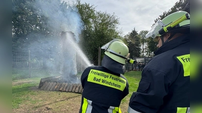 Die Bad Winsheimer Feuerwehr löschte einen in Brand geratenen Baumstamm in einem Tiergehege. (Symbolbild: Feuerwehr Bad Windsheim)