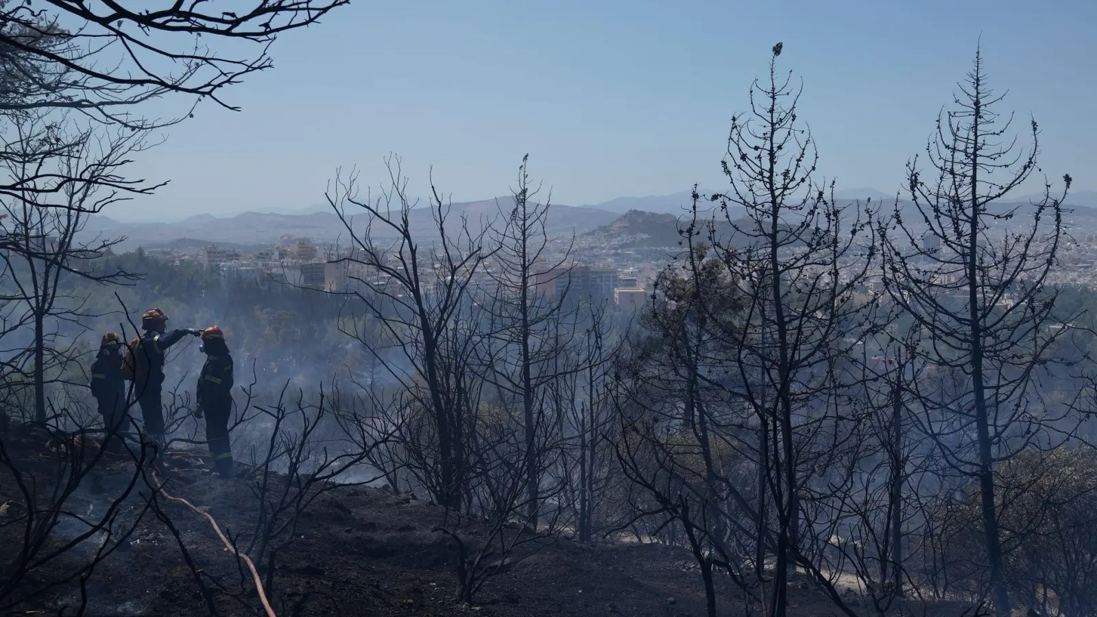 Nach einer durchkämpften Nacht gibt es auf Paros keine aktive Feuerfront mehr. (Archivbild) (Foto: Thanassis Stavrakis/AP/dpa)