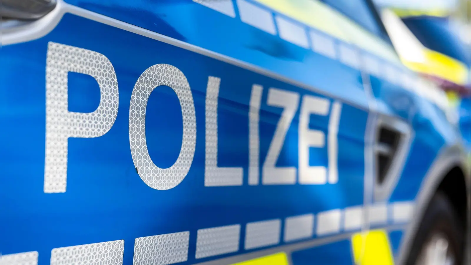 Mit einem Unfall bei Sachsen muss sich die Polizei beschäftigen. (Symbolbild: David Inderlied/dpa)