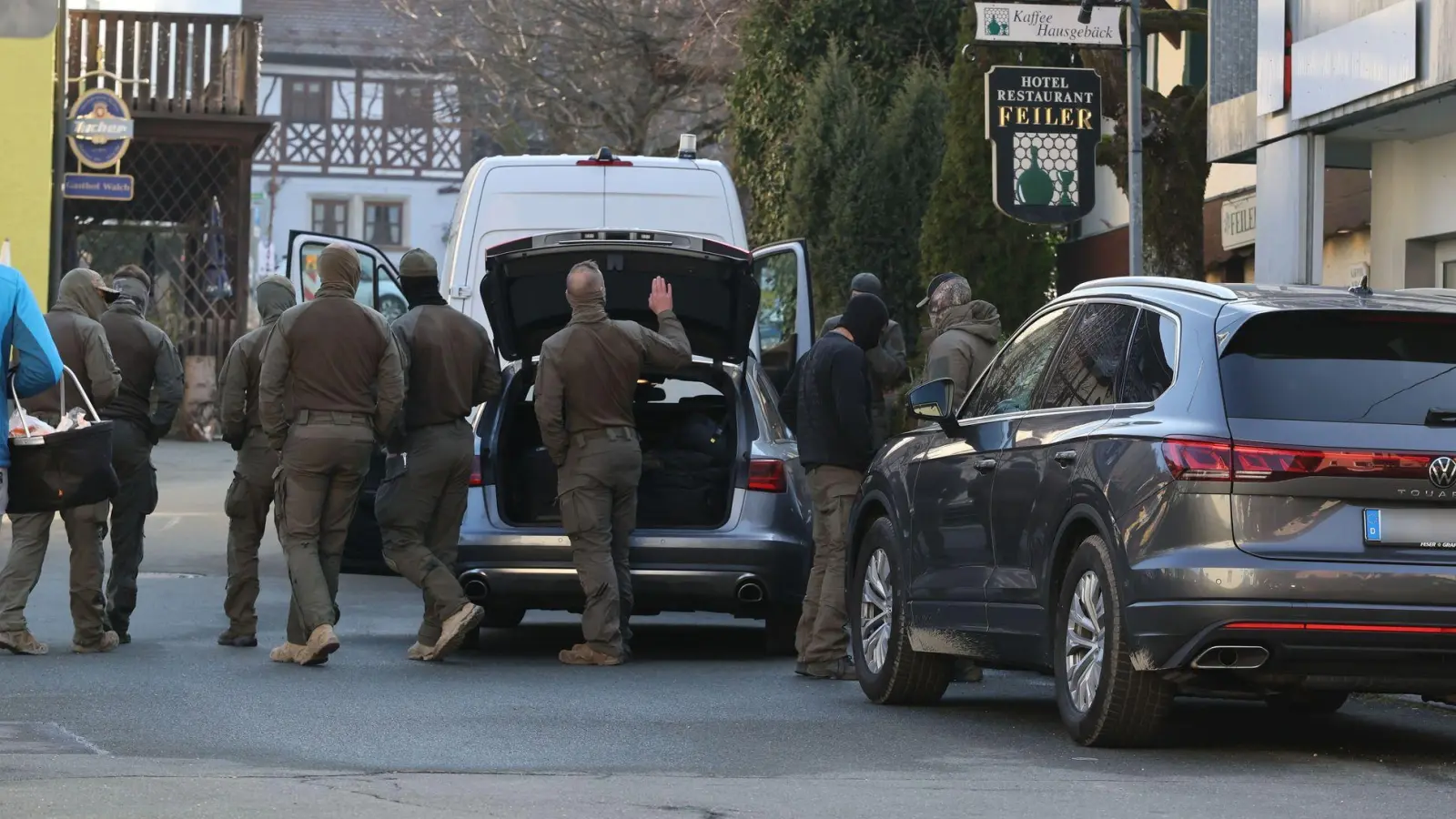Der zwölfjährige Sohn rief die Polizei, weil sein Vater mit einem Messer bedroht wurde. (Foto: Daniel Löb/dpa)