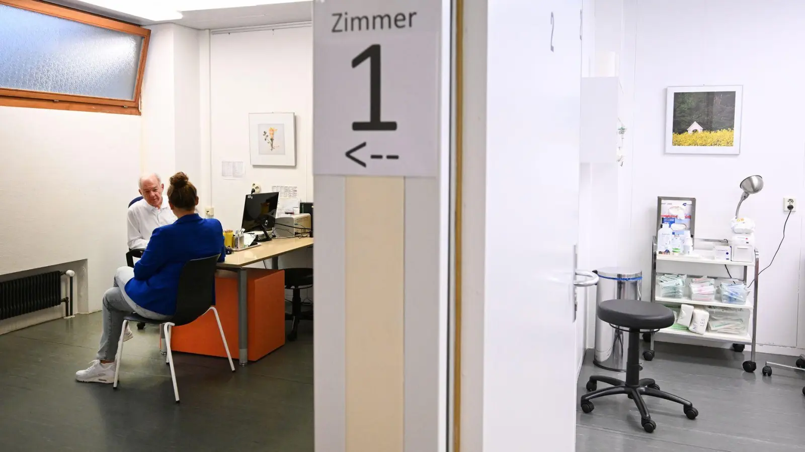Im Gespräch geht es unter anderem um Beschwerden. (Symbolbild)  (Foto: Bernd Weißbrod/dpa)