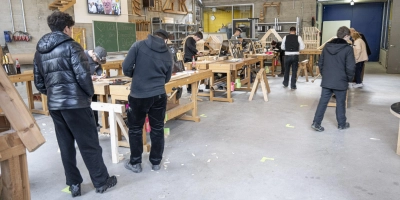 Während der Ausbildungsplatzbörse können sich Schülerinnen und Schüler über verschiedene Ausbildungsmöglichkeiten im Landkreis informieren und erhalten wertvolle Tipps für erfolgreiches Bewerben. Hier haben Sie die Möglichkeit, mit Leuten ins Gespräch zu kommen, die schon Azubi sind oder darüber entscheiden, wer der nächste Azubi im Betrieb wird.  (Foto: Landratsamt Neustadt a.d.Aisch-Bad Windsheim)