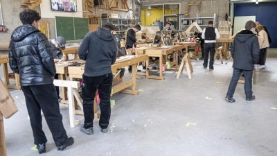 Während der Ausbildungsplatzbörse können sich Schülerinnen und Schüler über verschiedene Ausbildungsmöglichkeiten im Landkreis informieren und erhalten wertvolle Tipps für erfolgreiches Bewerben. Hier haben Sie die Möglichkeit, mit Leuten ins Gespräch zu kommen, die schon Azubi sind oder darüber entscheiden, wer der nächste Azubi im Betrieb wird.  (Foto: Landratsamt Neustadt a.d.Aisch-Bad Windsheim)