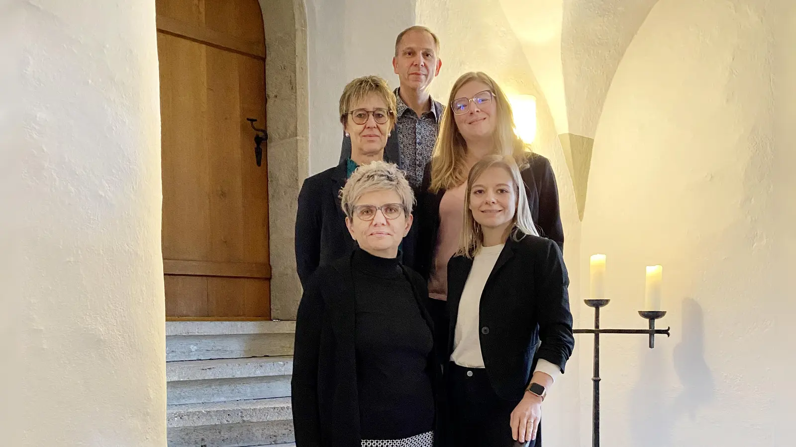 Bilden derzeit das Team, das in Rothenburg Paare standesamtlich traut (von links): Alexandra Wohlfahrt, Karin Binder, Ordnungsamtsleiter Roland Pfaffelhuber, Manuela Dehm und Nadja Rößler. (Foto: Pauline Held)