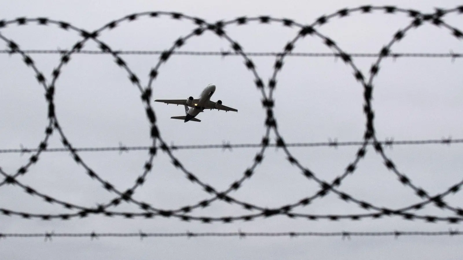 Abschiebungen scheitern aus verschiedenen Gründen. (Symbolbild) (Foto: Julian Stratenschulte/dpa)