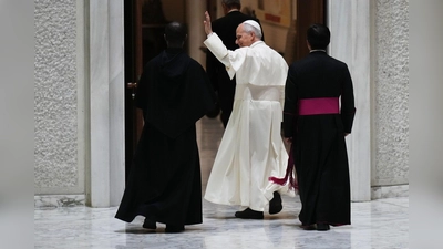 Papst Leo XIV. (M) verlässt nach einer Audienz mit den Spendern des Weihnachtsbaums und der Weihnachtskrippe, die auf dem Petersplatz aufgestellt wurden, die Halle Paul VI. im Vatikan. (Foto: Alessandra Tarantino/AP/dpa)