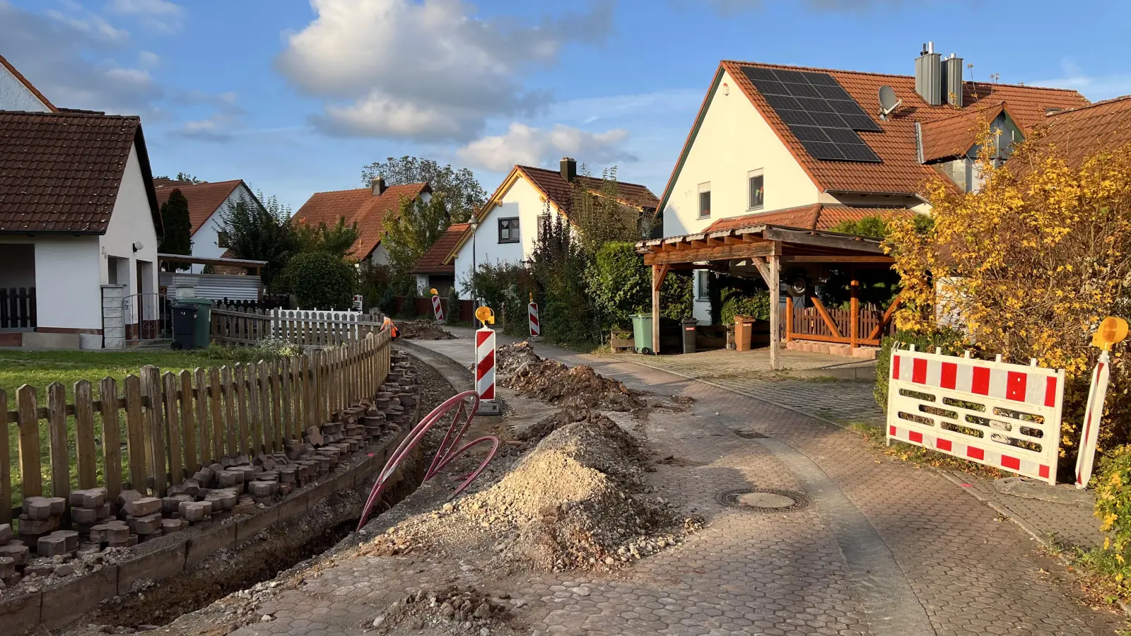 Viele Adressen im Markt Dietenhofen, wie hier die Albert-Schweitzer-Straße (Archivbild vom Oktober 2025) werden von den Telekommunikationsanbietern eigenwirtschaftlich per schneller Glasfaserleitungen ans weltweite Datennetz angeschlossen. Damit die anderen Bereiche nicht abgehängt werden, nutzt die Kommune attraktive Förderprogramme von Land und Bund, muss allein dieses Jahr aber 1,16 Millionen Euro vorfinanzieren.  (Foto: Yvonne Neckermann)