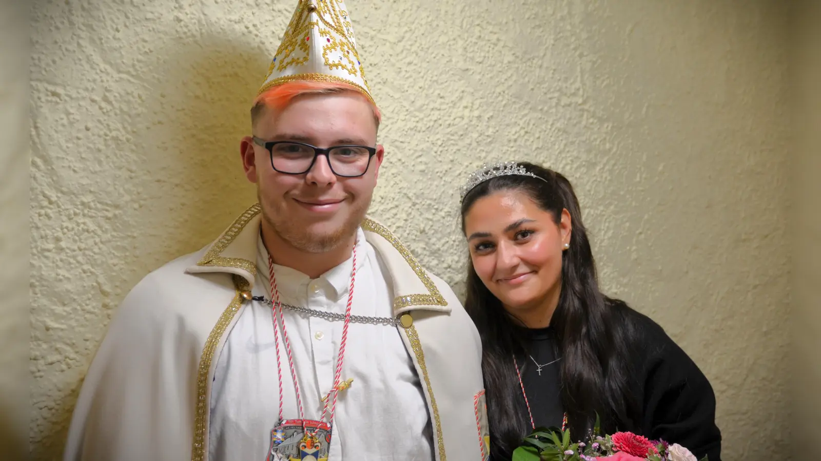 Freuen sich auf ihre Aufgabe: Laurine Gennrich und Janis Rühl, die in der Session 2025/26 die Herrschaftsinsignien der Medine tragen.  (Foto: Daniel Ganzer)