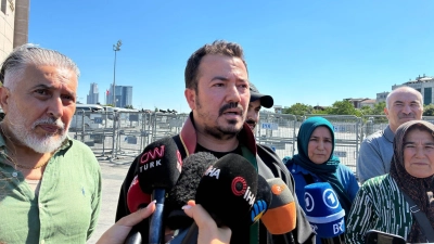 Der Anwalt der verstorbenen Hamburger Familie begrüßt die hohen Haftstrafen vor dem Gerichtsgebäude in Istanbul.  (Foto: Linda Say/dpa)