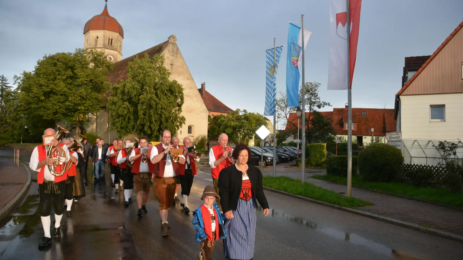 Festlicher Einzug zur Kirchweih: Von der Dorfkirche führt der Weg gemeinsam zur Rothachhalle. (Foto: Peter Tippl)