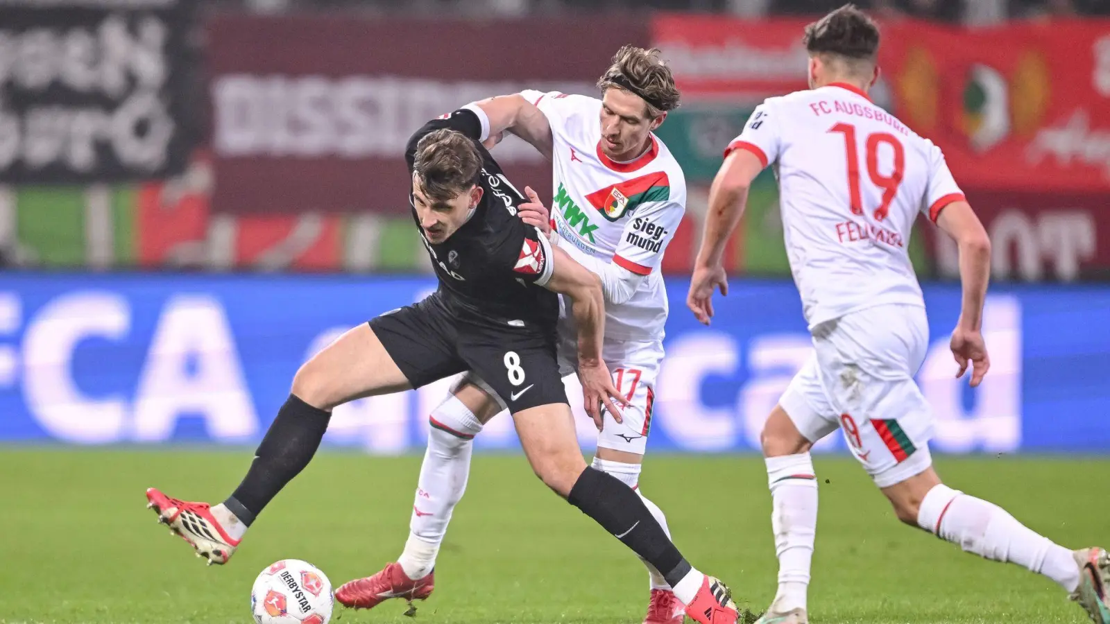 Kristijan Jakić (2.v.l.) konnte in der zweiten Halbzeit gegen Freiburg nicht mehr mitwirken.  (Foto: Harry Langer/dpa)