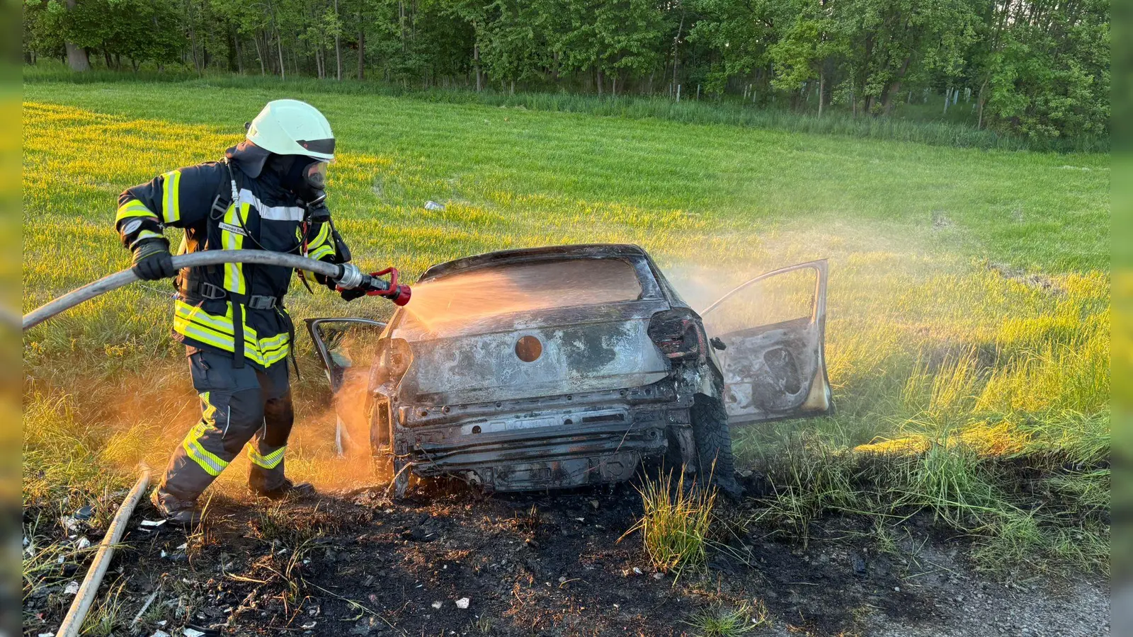 Bei dem Zusammenstoß brach Feuer aus. Die Wehren waren rasch zur Stelle, weil sie zufällig in der Nähe waren. (Foto: Kreisfeuerwehrverband NEA)