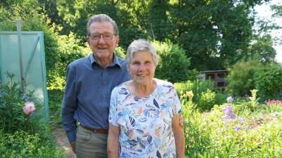 Erika und Hans Bürkel beim Hochzeitsjubiläum. Besonders stolz ist das Paar auf seinen Garten. (Foto: Andrea Walke)