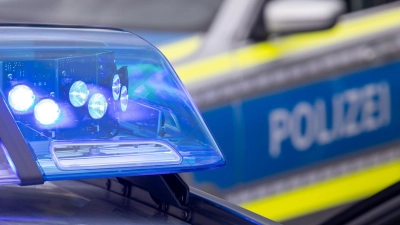 Die 83-jährige Autofahrerin kommt mit ihrem Wagen erst auf der Terrasse eines Anwohners zum Stehen. (Symbolbild)  (Foto: Daniel Karmann/dpa)