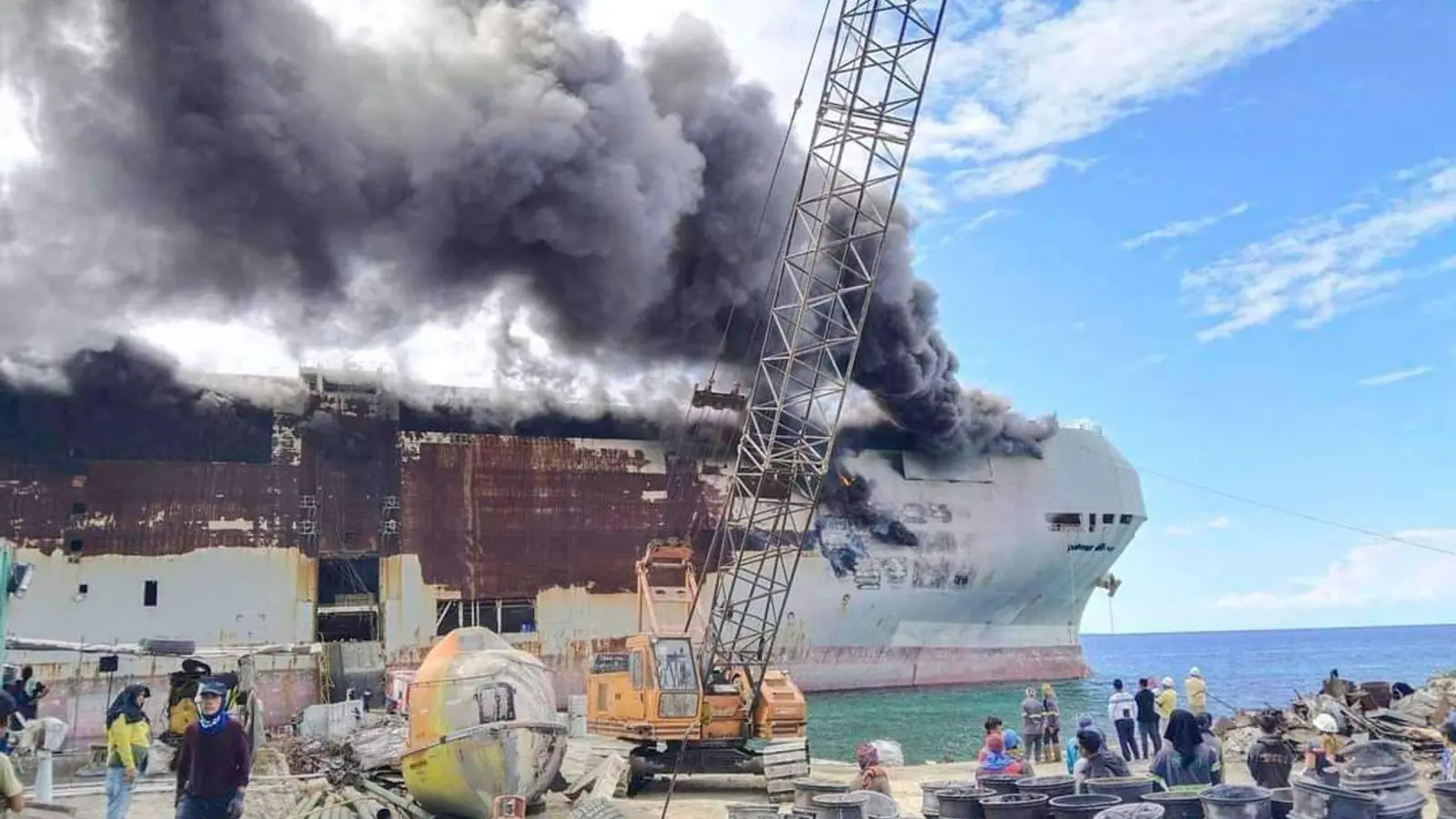 Die „MV Diamond Highway“ hat bei Bergungsarbeiten Feuer gefangen. (Foto: Uncredited/PHILIPPINE COAST GUARD/AP/dpa)