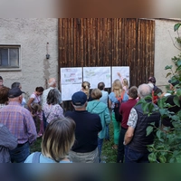 Bürgermeisterin Dr. Birgit Kreß erklärt die Baupläne für die neue Kita in der Kirchengasse 15. (Foto: Heinz Wraneschitz)