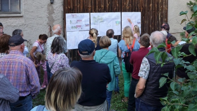 Bürgermeisterin Dr. Birgit Kreß erklärt die Baupläne für die neue Kita in der Kirchengasse 15. (Foto: Heinz Wraneschitz)