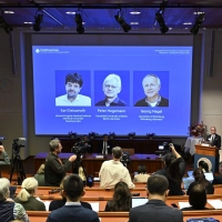 Der Nobelpreis für Medizin geht in diesem Jahr an die beiden Deutschen Peter Hegemann und Georg Nagel sowie den US-Forscher Karl Deisseroth. (Foto: Pontus Lundahl/TT News Agency/AP/dpa)