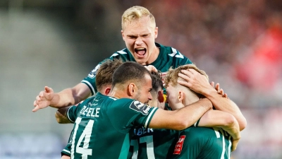 Regensburgs Torschütze Dominik Kother (r) jubelt mit Mannschaftskollegen über das Tor zum 0:1. (Foto: Uwe Anspach/dpa)