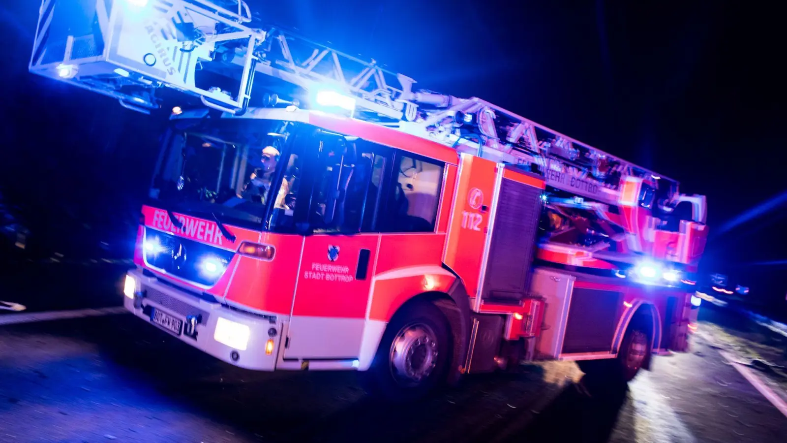Ein Hund und eine Katze werden von der Feuerwehr gerettet, aber für drei Tiere kommt jede Hilfe zu spät. (Symbolbild) (Foto: Marcel Kusch/dpa)