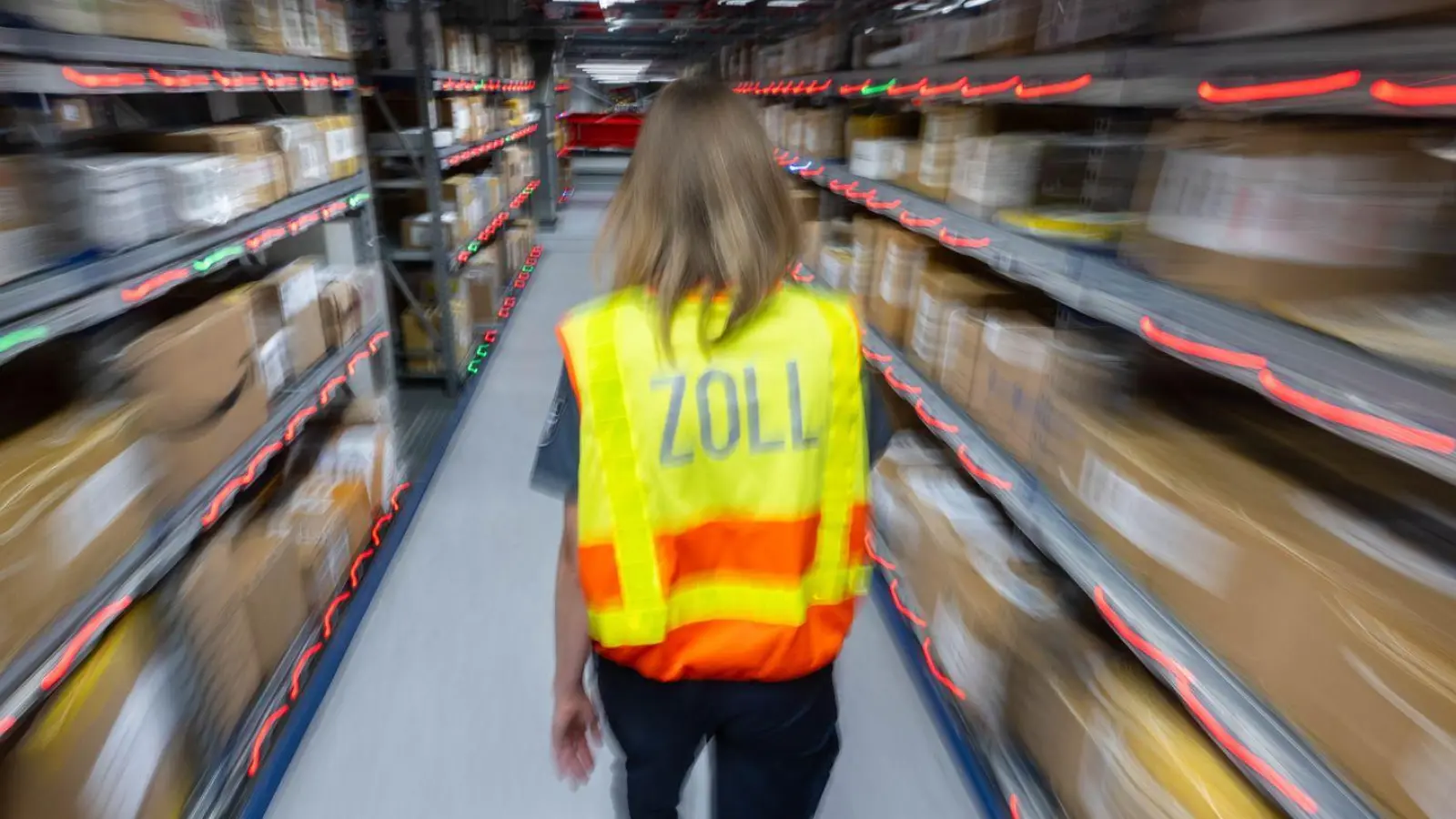 Für Sendungen aus Drittstaaten können Zollgebühren anfallen. Das kann teuer werden. (Foto: Hendrik Schmidt/dpa/dpa-tmn)