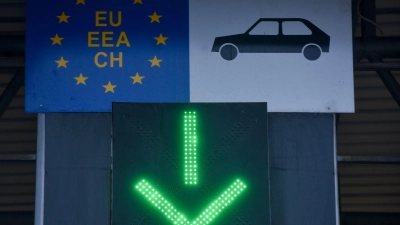 Reisende müssen an der Landgrenze zu Bulgarien und Rumänien bald keinen Reisepass mehr vorzeigen. (Archivbild) (Foto: Uncredited/AP/dpa)