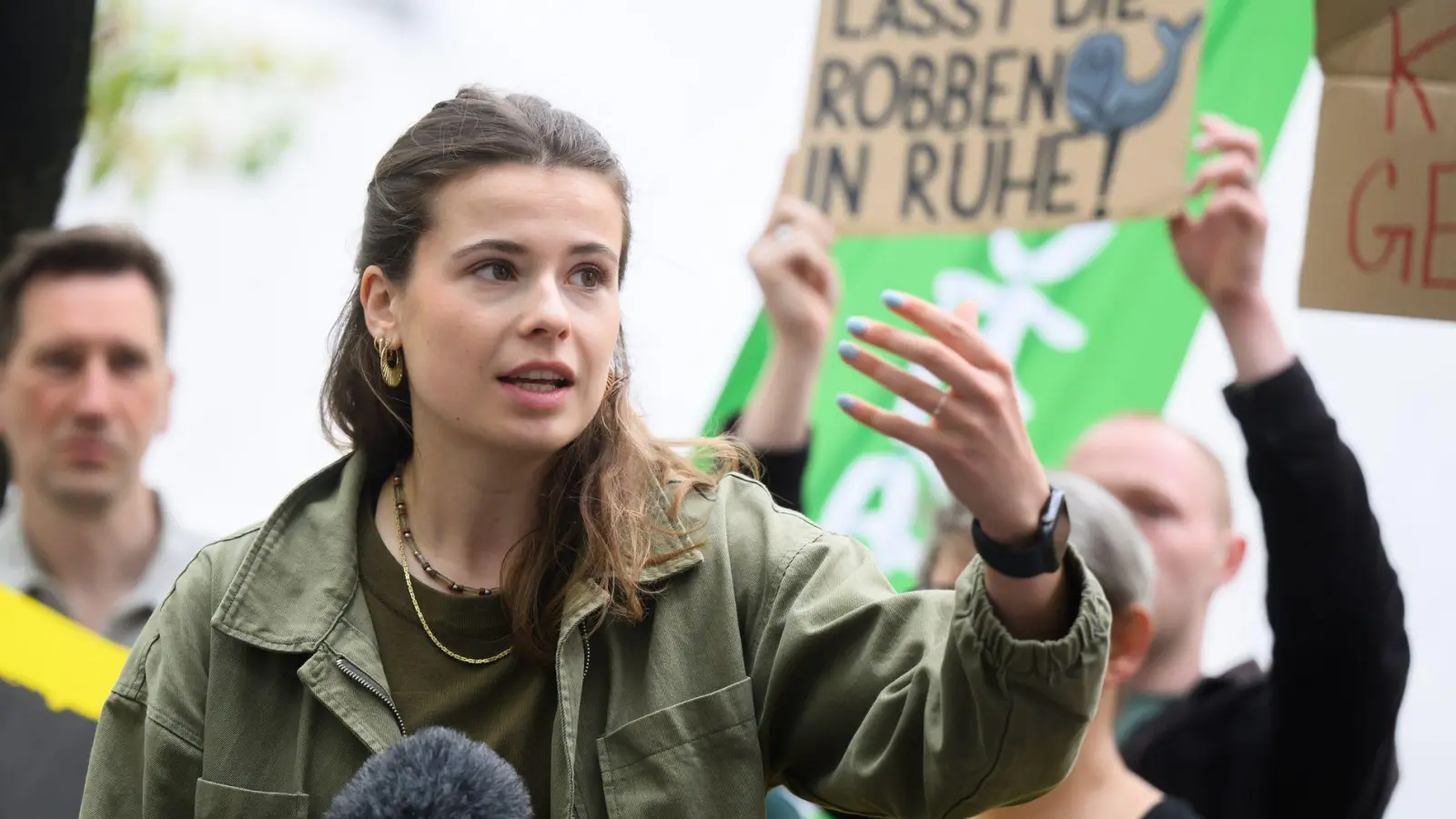 Prominenter Protest: Vor dem niedersächsischen Landtag warnt Klimaaktivistin Luisa Neubauer vor einer Gasförderung nahe dem Nationalpark Wattenmeer.  (Foto: Julian Stratenschulte/dpa)