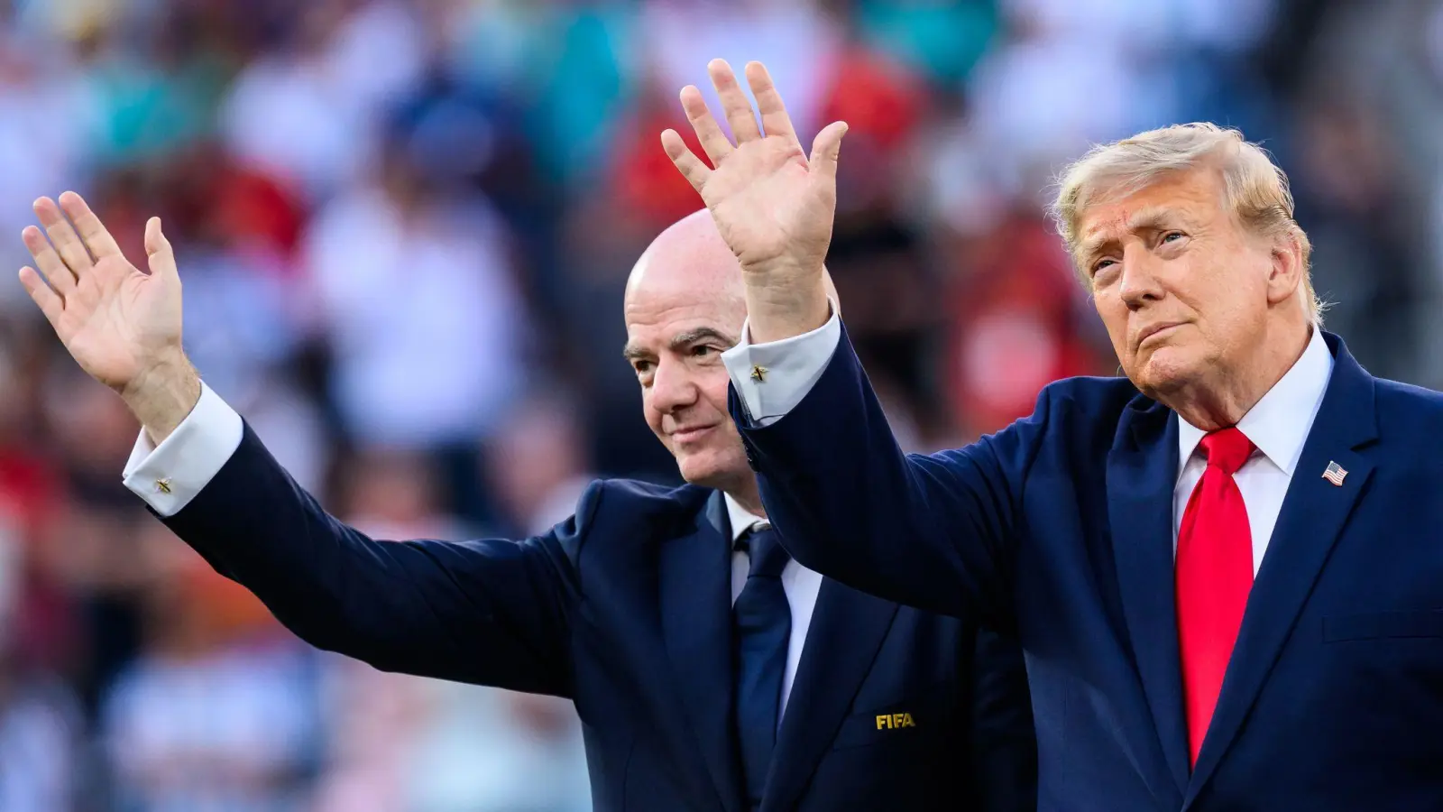 Sie gelten als beste Freunde. Nun gibt Trump Infantino Rückendeckung. (Archivbild) (Foto: Tom Weller/dpa)