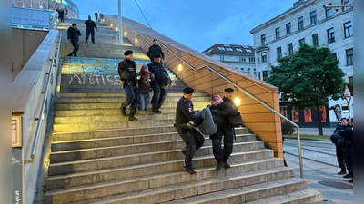 Eine kleine Gruppe von Aktivisten sorgte für einen größeren Polizeieinsatz. (Foto: Britta Schultejans/dpa)