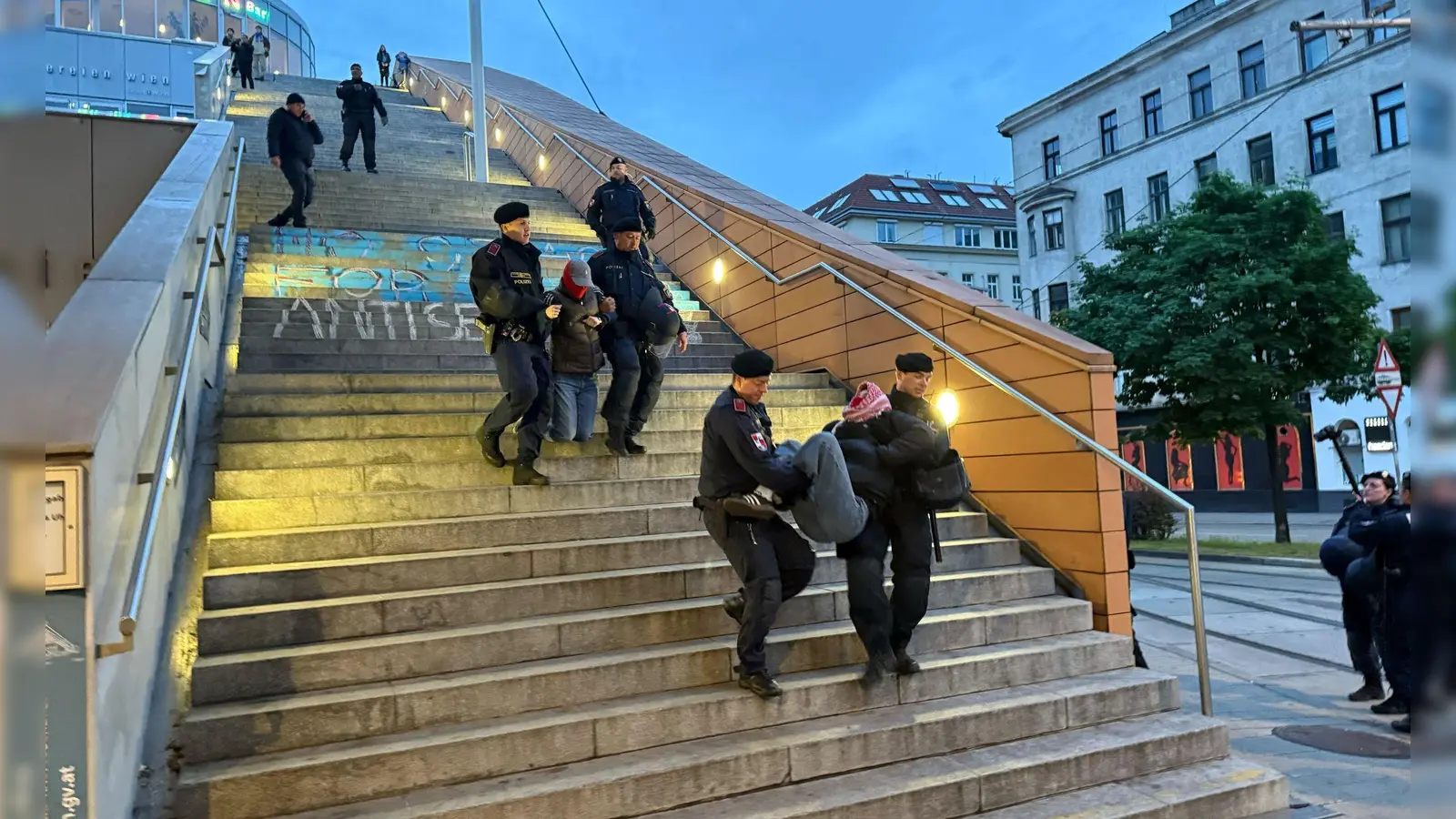 Eine kleine Gruppe von Aktivisten sorgte für einen größeren Polizeieinsatz. (Foto: Britta Schultejans/dpa)