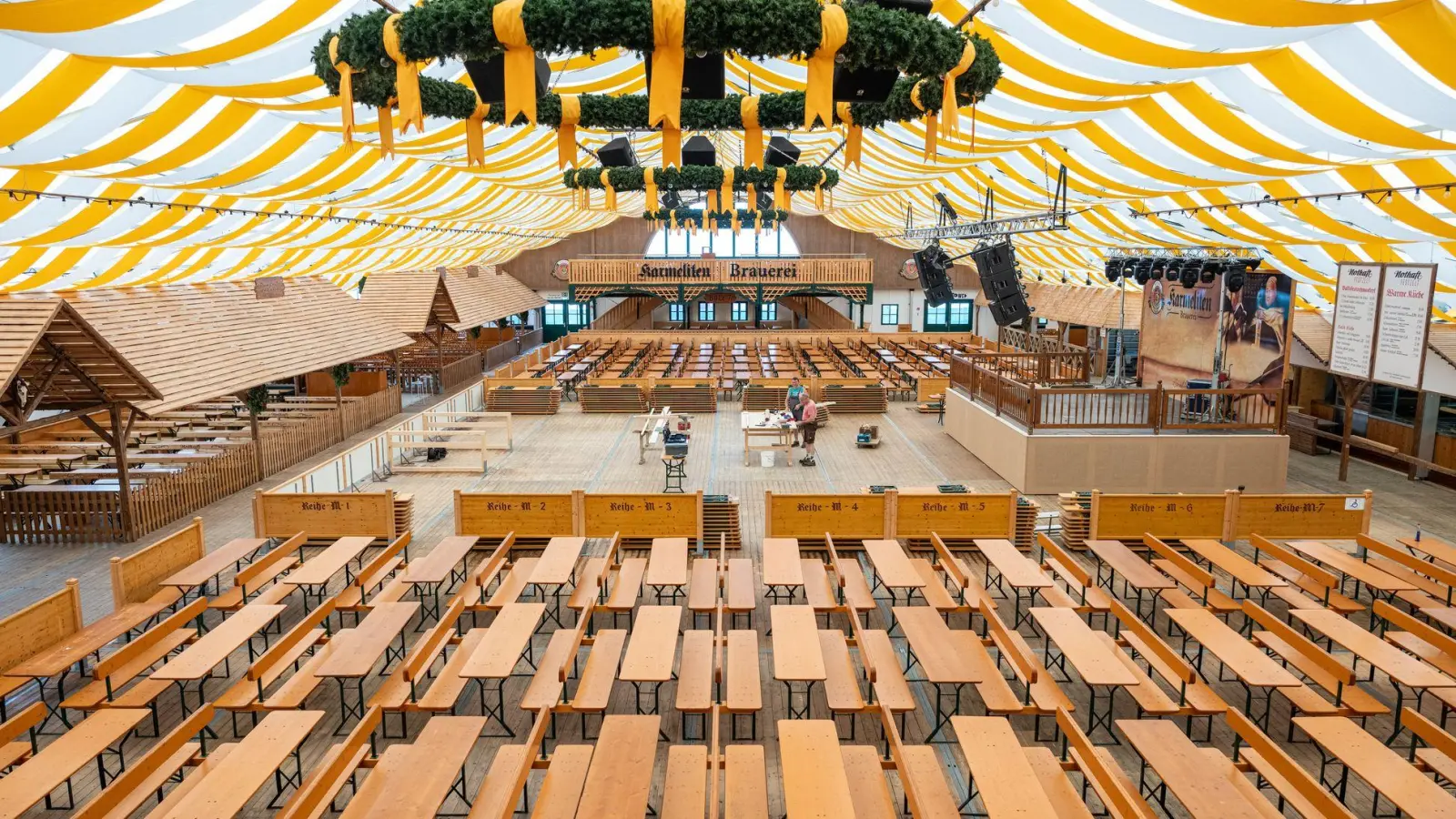 In Straubing beginnt am Freitagabend das Gäubodenvolksfest. Etwa 1,3 Millionen Besucher werden erwartet. (Foto: Armin Weigel/dpa)