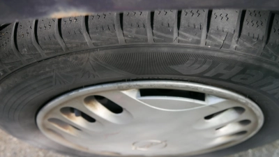 Die Polizei ermittelt gegen einen Mann, der einen Nagel unter ein Autorad gelegt haben soll. (Symbolbild: Ulli Ganter)