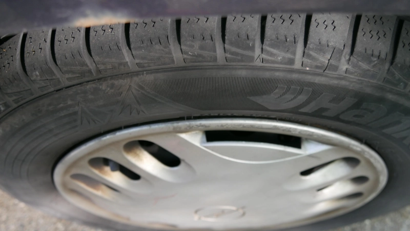 Die Polizei ermittelt gegen einen Mann, der einen Nagel unter ein Autorad gelegt haben soll. (Symbolbild: Ulli Ganter)