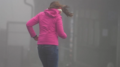 Wer im Freien von einem Sturm oder Gewitter überrascht wird, sollte schnell geeigneten Schutz suchen oder eine sichere Haltung einnehmen. (Foto: Arne Dedert/dpa/dpa-tmn)