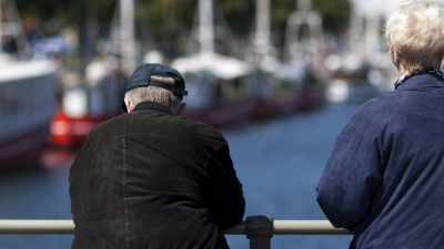 Sehen wir eine gemeinsame Zukunft? Auch wenn beide auf die 80 zugehen, kann die Antwort „Nein” lauten. (Foto: Arno Burgi/dpa-Zentralbild/dpa-tmn)