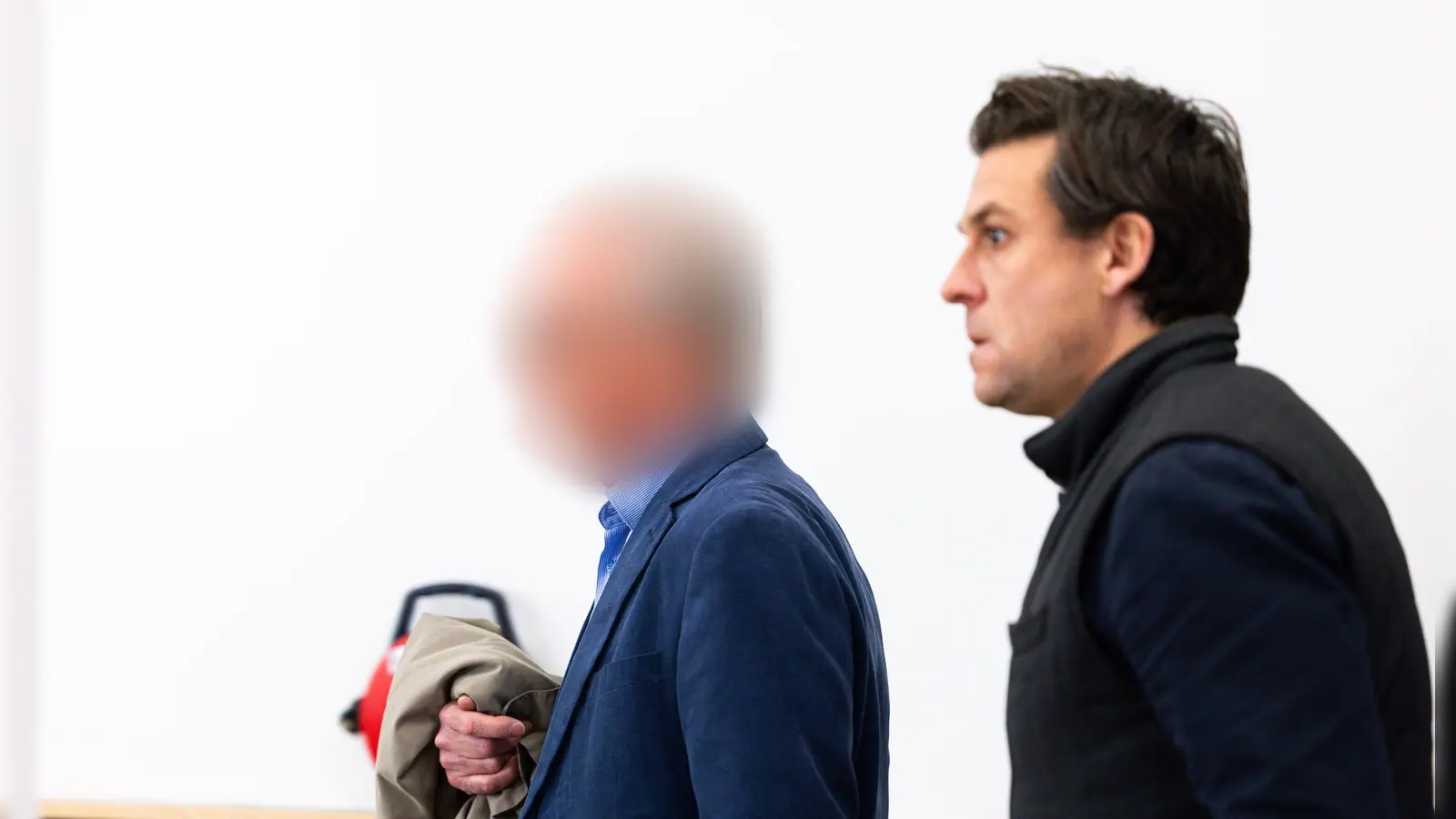 Der angeklagte Ex-Parlamentarier (l) bestreitet vor Gericht den Vorwurf des Kindesmissbrauchs.  (Foto: Michael Matthey/dpa)