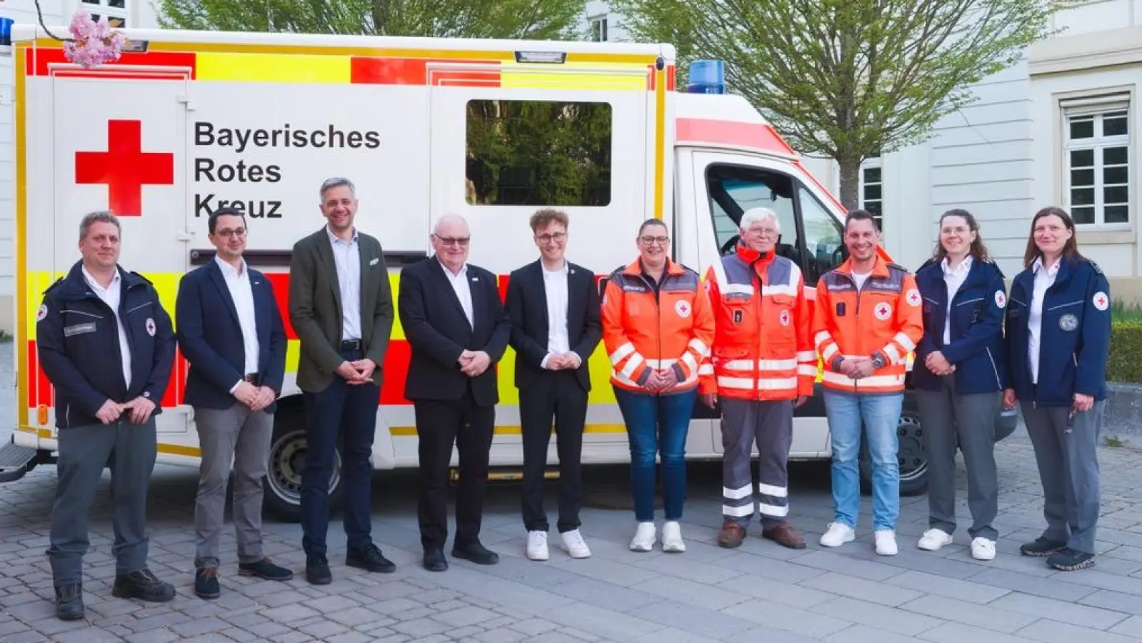Zusammen mit allen Beteiligten wurde das neue Fahrzeug beim BRK Weidenbach offiziell in Dienst gestellt. (Foto: Martin Stumpf)
