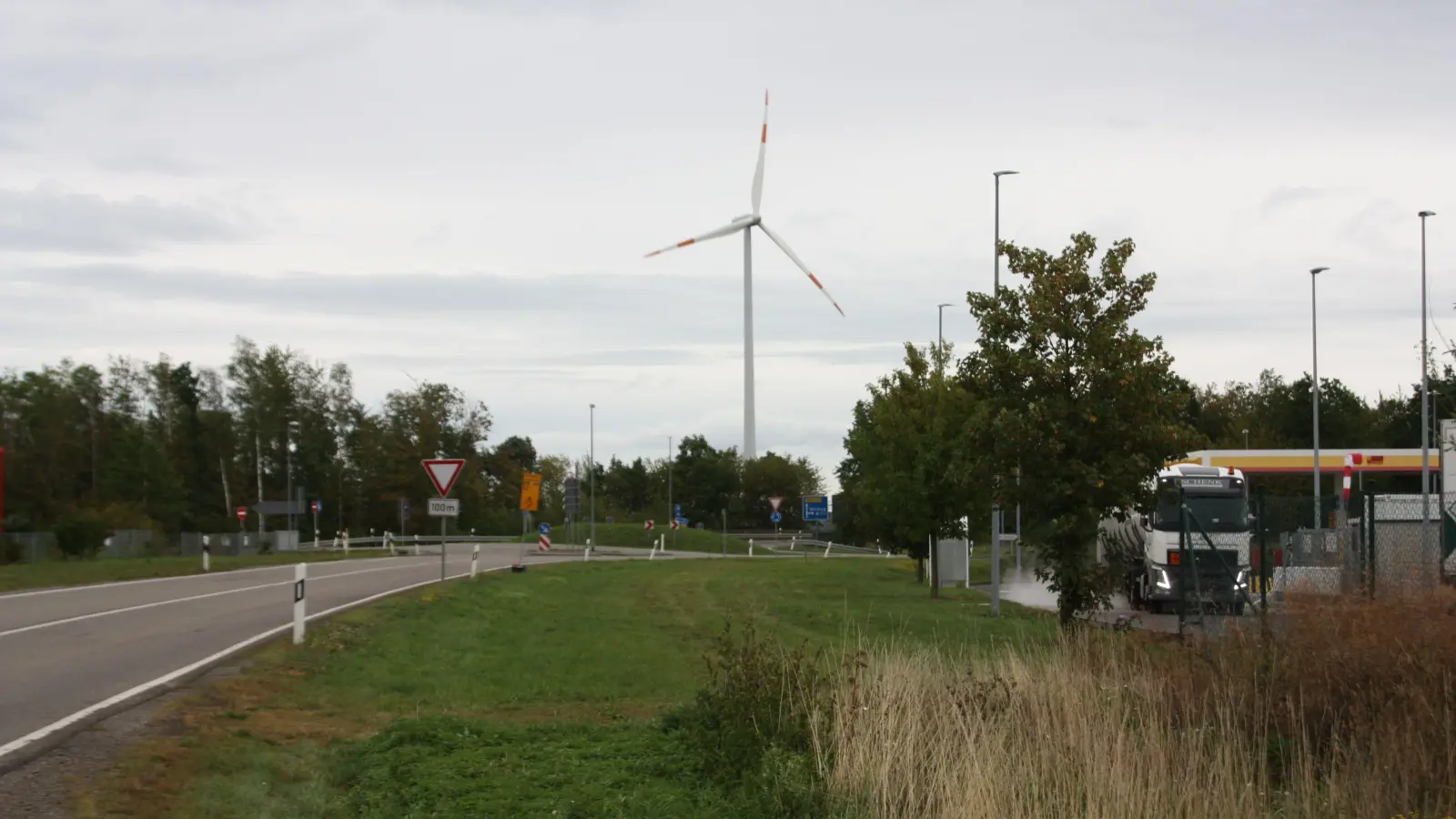 Eine Tankstelle, die später auch Wasserstoff anbieten könnte, gibt es schon, Stromüberschüsse von Windrädern und PV-Anlagen ebenso: Wird im Industriegebiet Langensteinach neben der A7 bald eine Wasserstoff-Anlage gebaut? Die Studienergebnisse von Siemens zeigen: Der Betrieb wäre wirtschaftlich umsetzbar. (Foto: Anna Beigel)