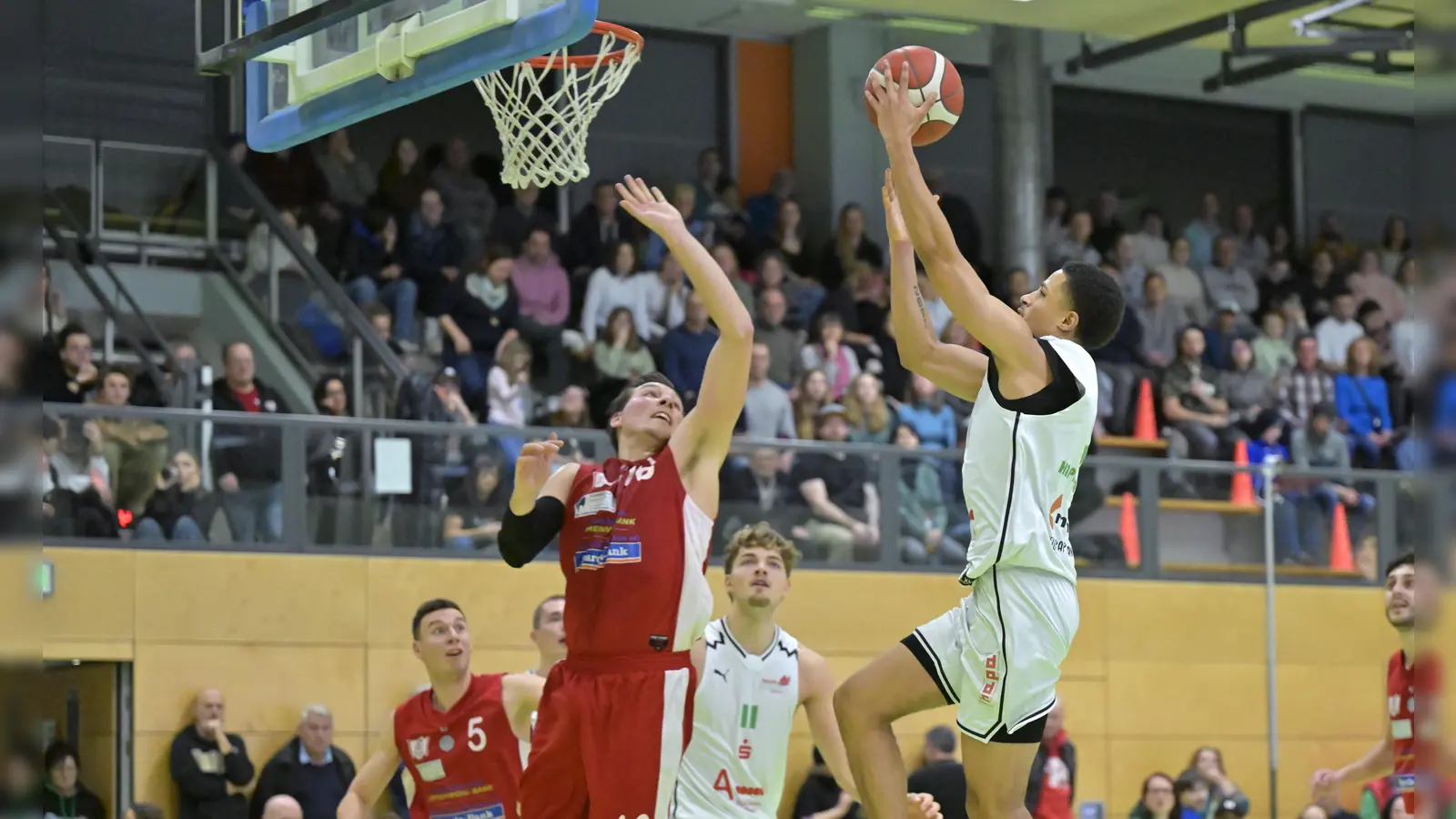 Mit jugendlichem Elan behaupten sich die Ansbacher Tevin Schnabel (am Ball) und Pablo Schmidt (Nr. 11) gegen Treuchtlingen (Nr. 16 Jonathan Schwarz). In Vilsbiburg sind sie stärker gefordert. (Foto: Martin Rügner)