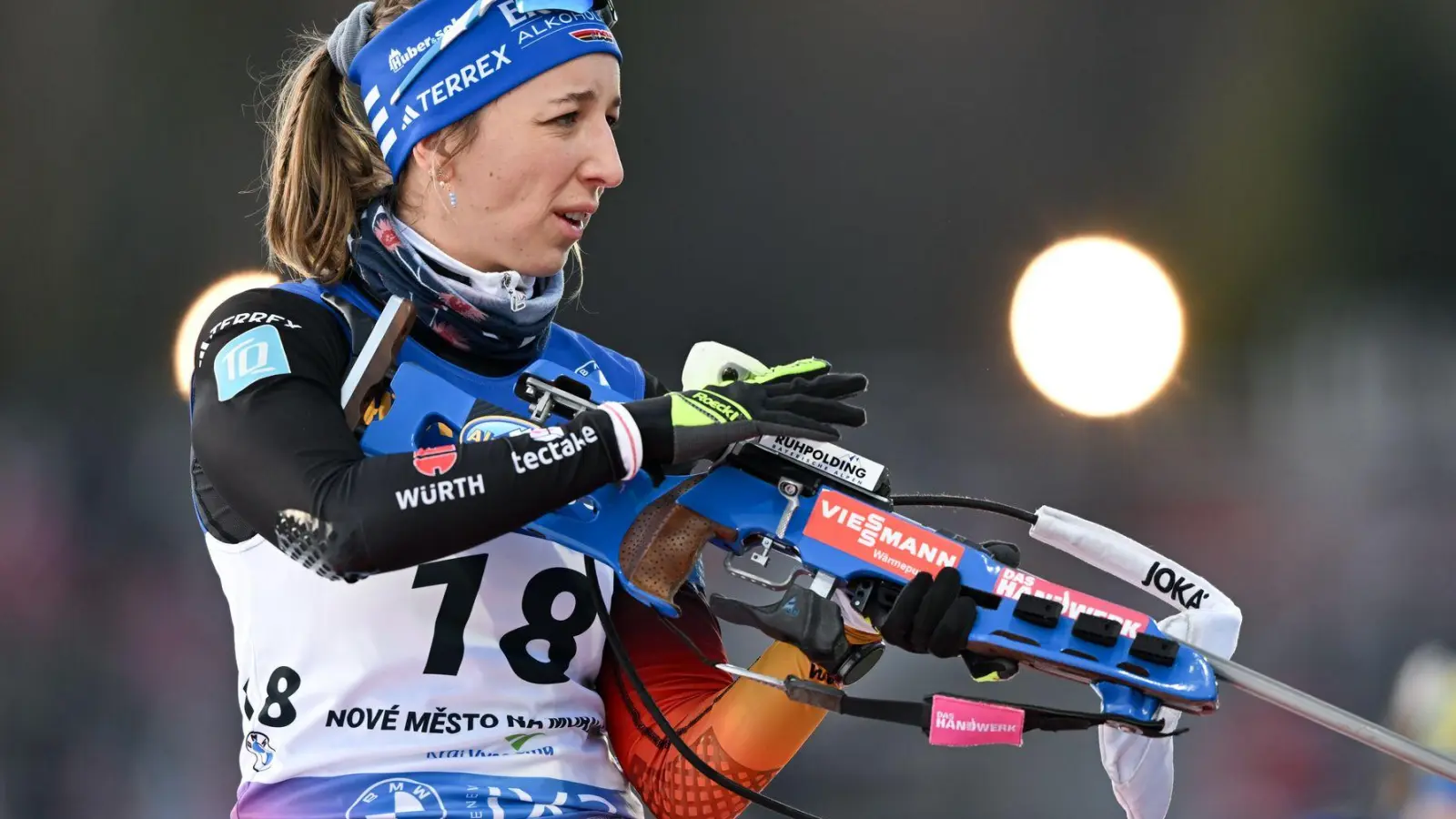 Franziska Preuß beendet den Sprint wieder unter den Top Ten. (Foto: Hendrik Schmidt/dpa)