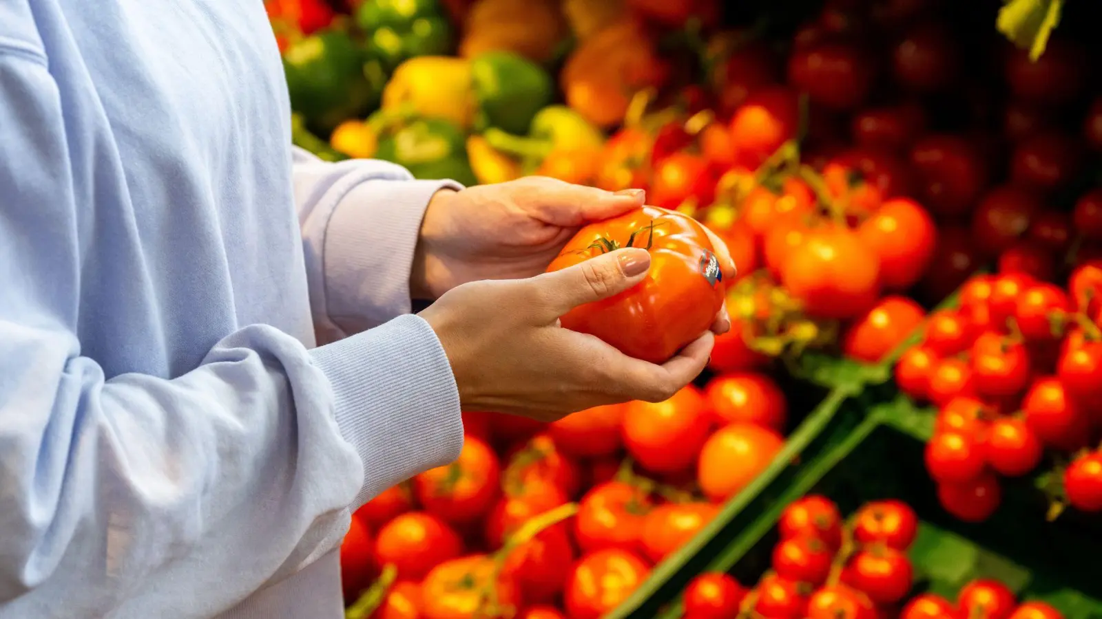 Verschimmeltes Gemüse im Supermarkt? Das rechtfertigt einem Urteil zufolge nicht gleich die Kündigung des stellvertretenden Filialleiters. (Foto: Benjamin Nolte/dpa-tmn)