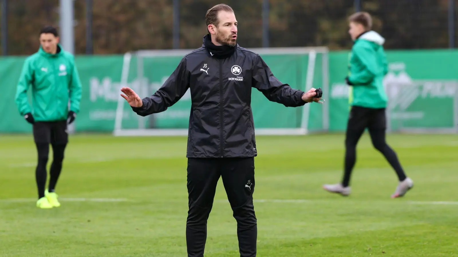 Trainer Siewert legt in Fürth los. (Foto: Daniel Löb/dpa)