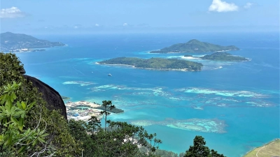 Die Seychellen sind bei Urlaubern für ihre weißen Sandstrände und Korallenriffe beliebt. (Archivbild) (Foto: Stephanie Von&nbsp;Aretin/dpa-tmn)