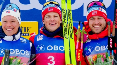 Der Sieger Johannes Hosflot Klaebo (M) aus Norwegen auf dem Podium. (Foto: Beate Oma Dahle/NTB/dpa)