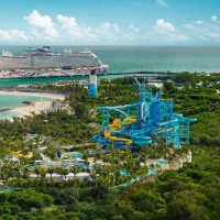 Neben dem rund 52 Meter hohen Tidal Tower mit acht Rutschen bietet der Wasserpark von NCL auch einen Wasserspielbereich, eine Familienrutsche und Klippen zum Herunterspringen. (Foto: Norwegian Cruise Line/dpa-tmn)