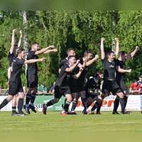 Geschafft: Nach dem Schlusspfiff jubelt die SG Petersaurach/Großhaslach. (Foto: Martin Rügner)