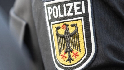 In einem Regionalzug legten Bundespolizisten dem Mann Handschellen an. (Symbolbild) (Foto: Boris Roessler/dpa)
