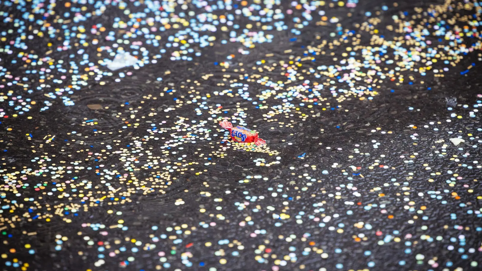 Bunt war’s – jetzt wird aufgeräumt: Konfetti gehört nach Karneval in den Restmüll. Recyceln lässt sich der Schnipsel-Mix nicht. (Foto: Oliver Killig/dpa/dpa-tmn)
