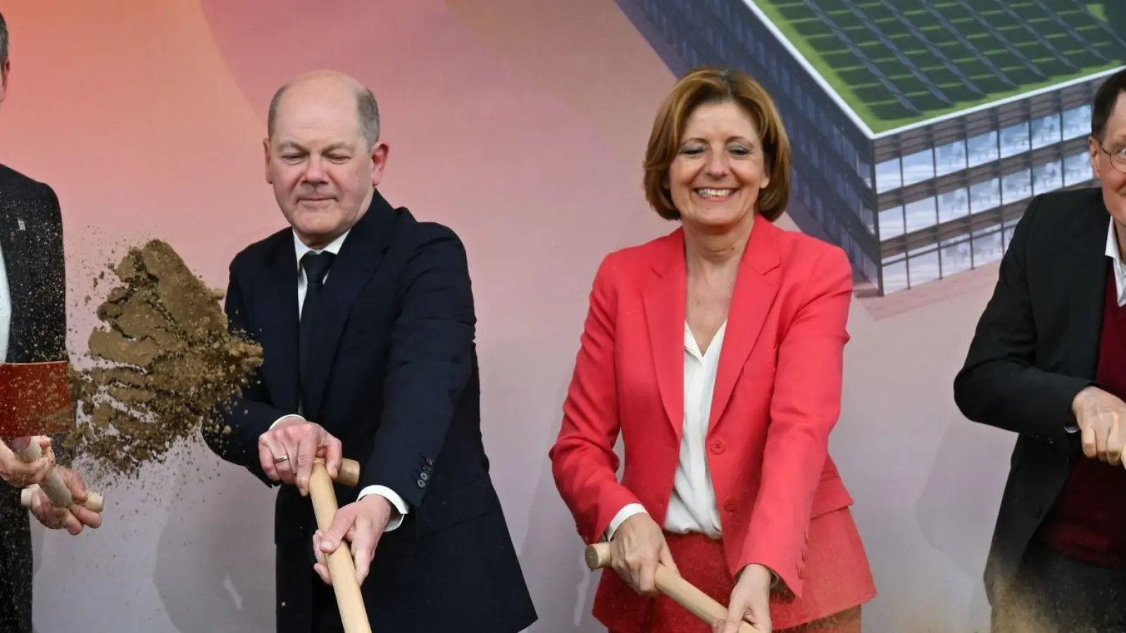 Eli-Lilly-Vorstandschef Dave Ricks (l-r), Bundeskanzler Olaf Scholz, die rheinland-pfälzische Ministerpräsidentin Malu Dreyer und Bundesgesundheitsminister Karl Lauterbach beim symbolischen Spatenstich in Alzey. (Foto: Arne Dedert/dpa)